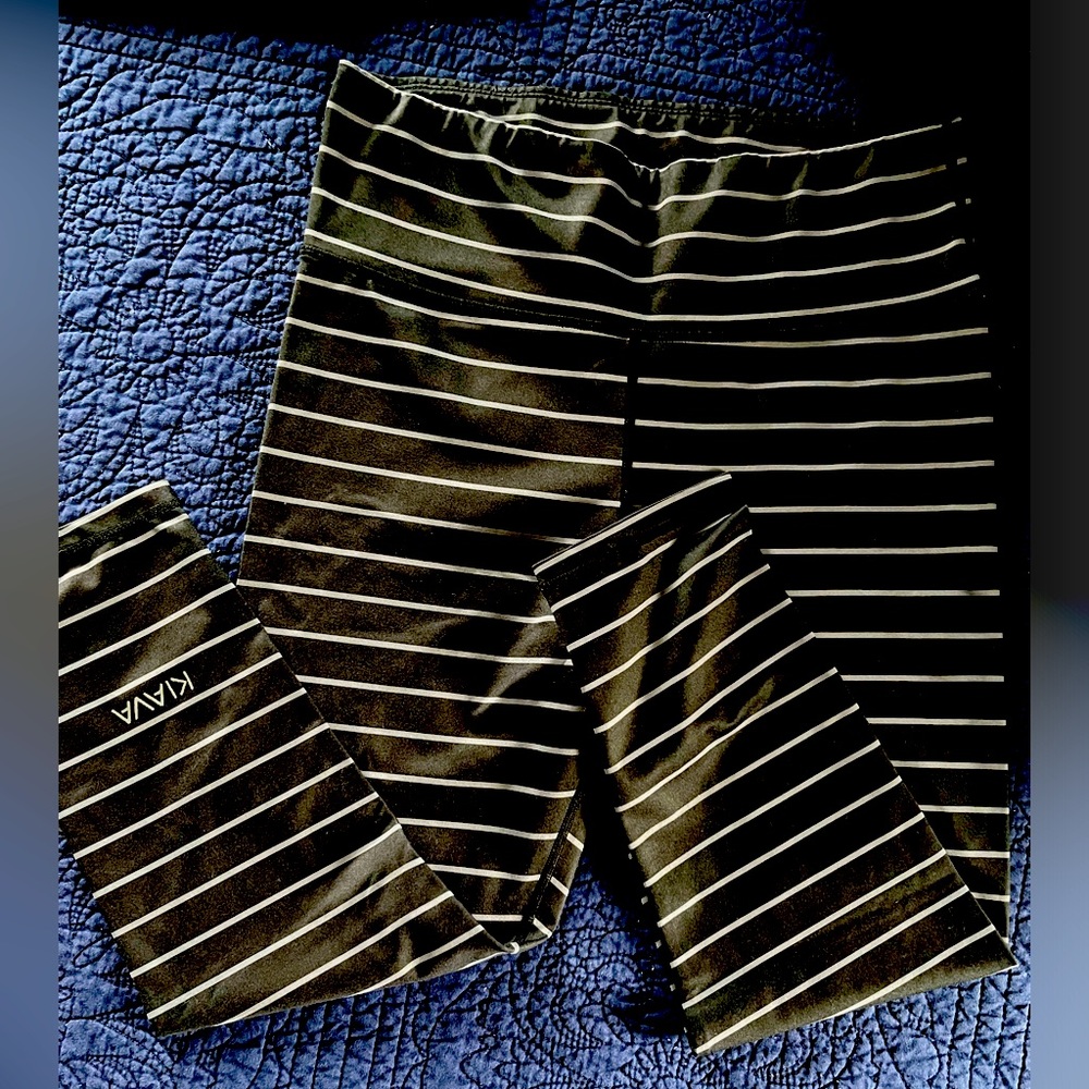 Kia a black and grey leggings
